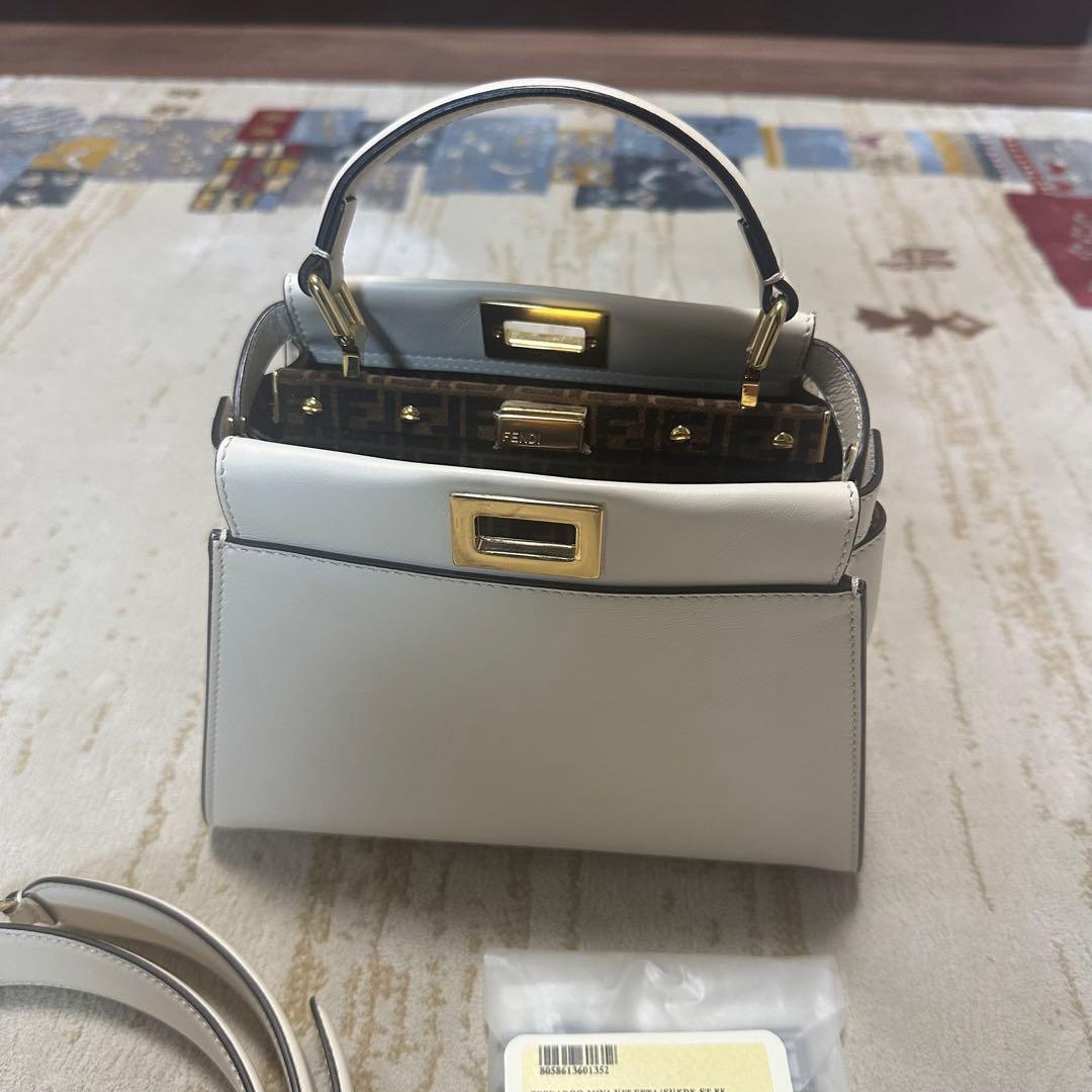 【新品未使用】フェンディ ピーカブー ミニ　ハンドバッグ　ホワイト