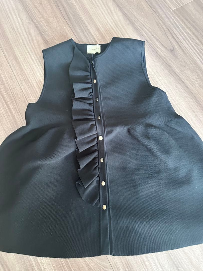 UNITED ARROWS フリル付きブラックベスト