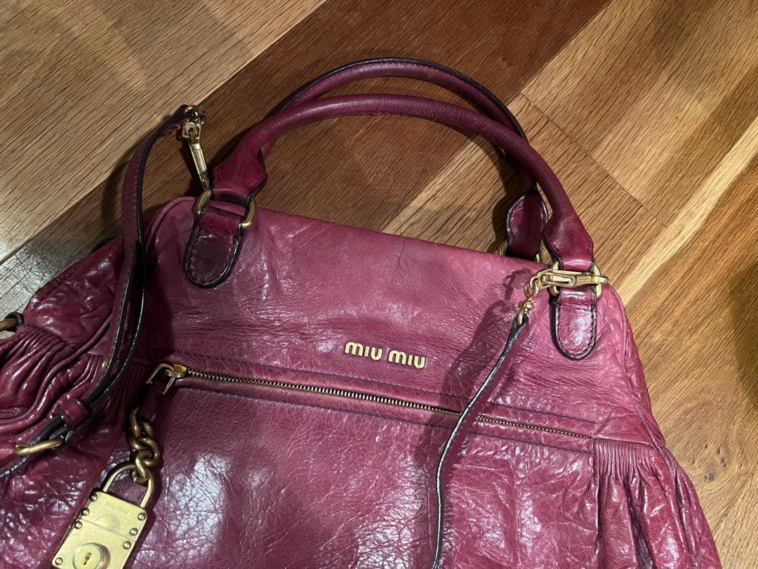 Miu Miu バーガンディレザー ハンドバッグ