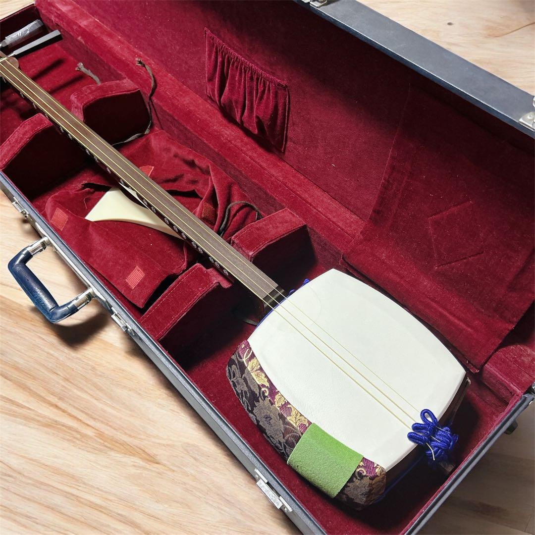 三味線本体 木製 3弦 金糸装飾 ハードケース 鍵 付き 中棹 太棹 東さわり