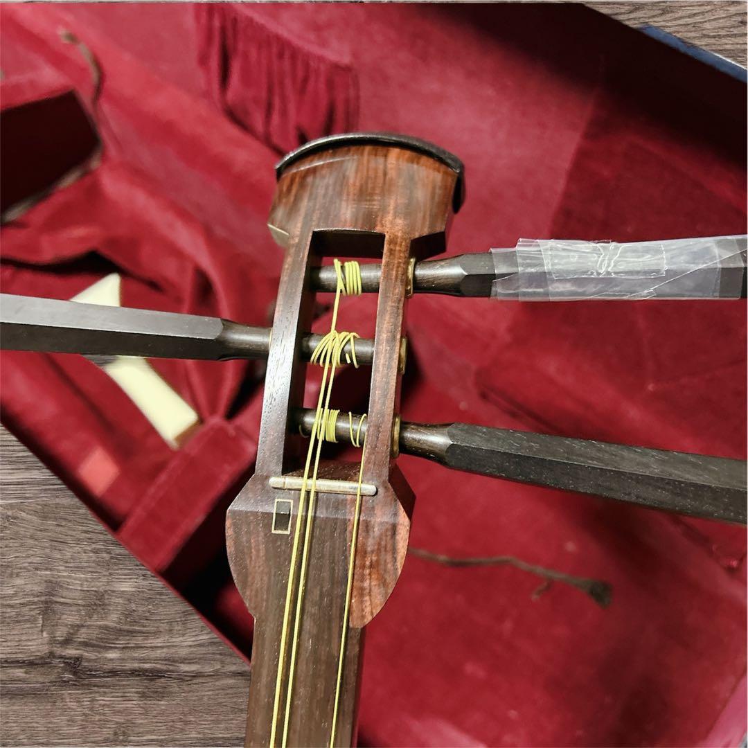 三味線本体 木製 3弦 金糸装飾 ハードケース 鍵 付き 中棹 太棹 東さわり