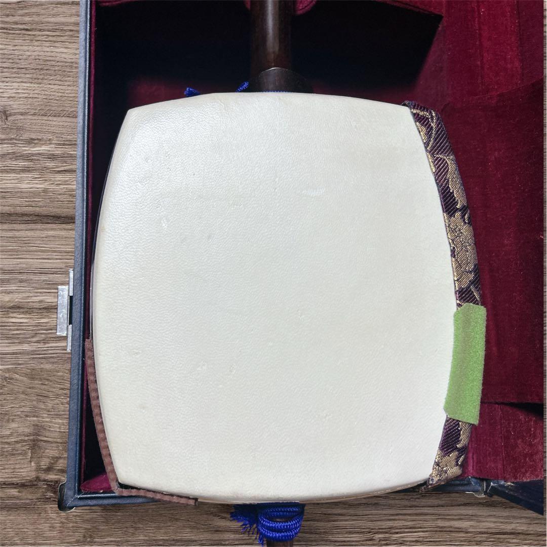 三味線本体 木製 3弦 金糸装飾 ハードケース 鍵 付き 中棹 太棹 東さわり