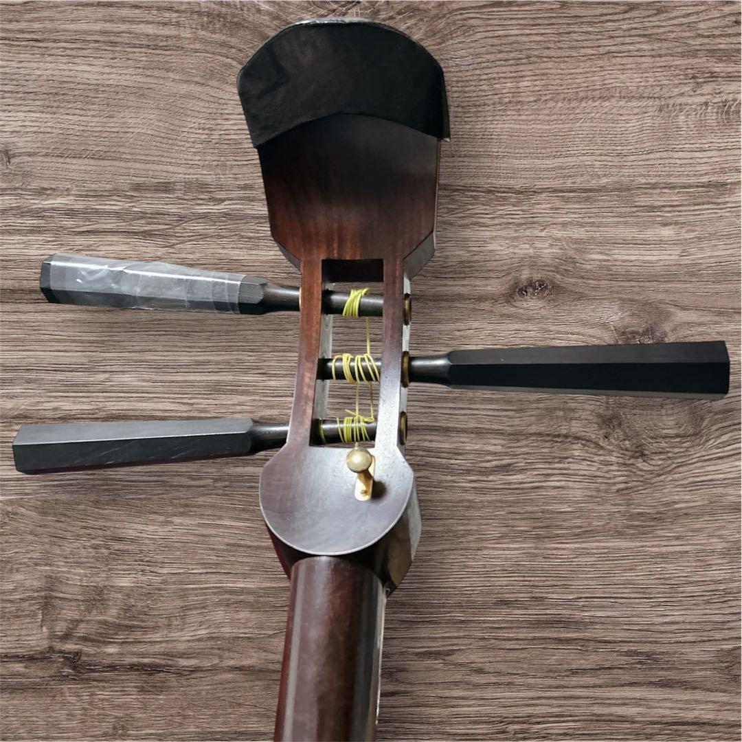 三味線本体 木製 3弦 金糸装飾 ハードケース 鍵 付き 中棹 太棹 東さわり