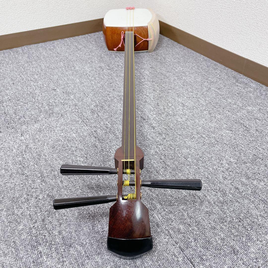 三味線 細棹 トチ入り紅木 一本溝 丸打胴 犬皮 和楽器