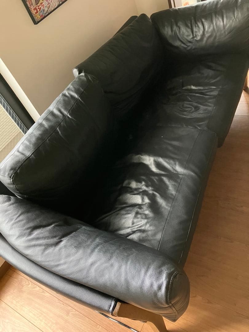 黒いレザー2人掛けソファ