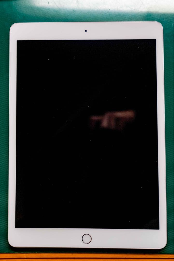 iPad 第８世代 本体 128GB apple 純正キーボード付き