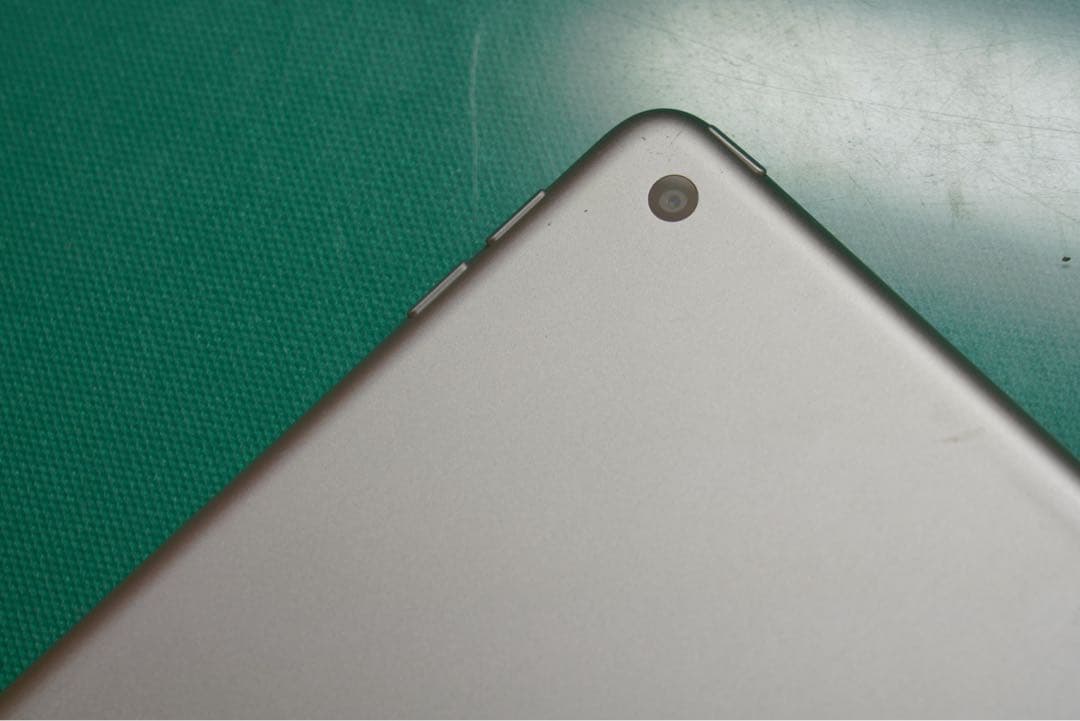 iPad 第８世代 本体 128GB apple 純正キーボード付き