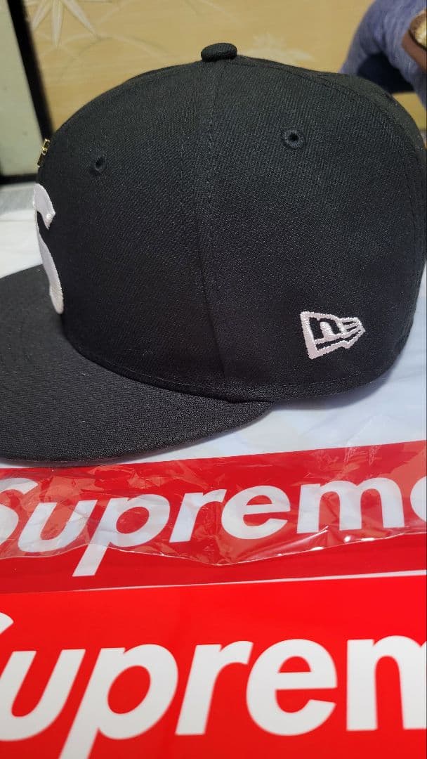 Supreme×ニューエラ ゴールドクロス Sロゴ ブラック 4/1