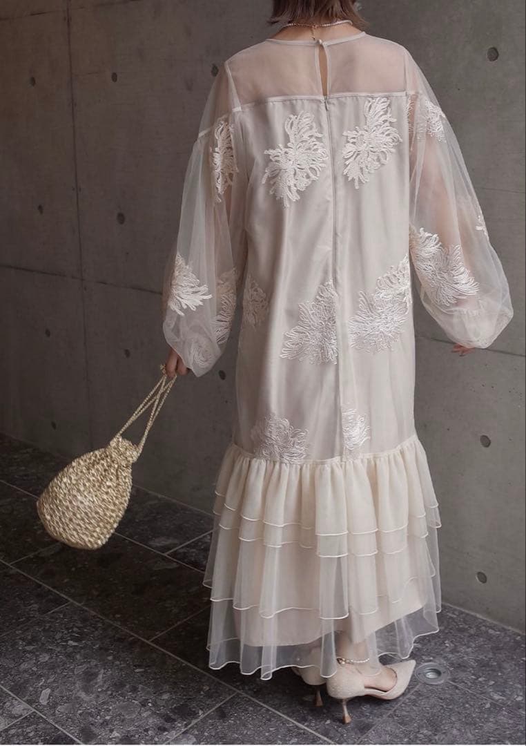 【値下げしました】フラワー刺繍ティアードフリルドレス