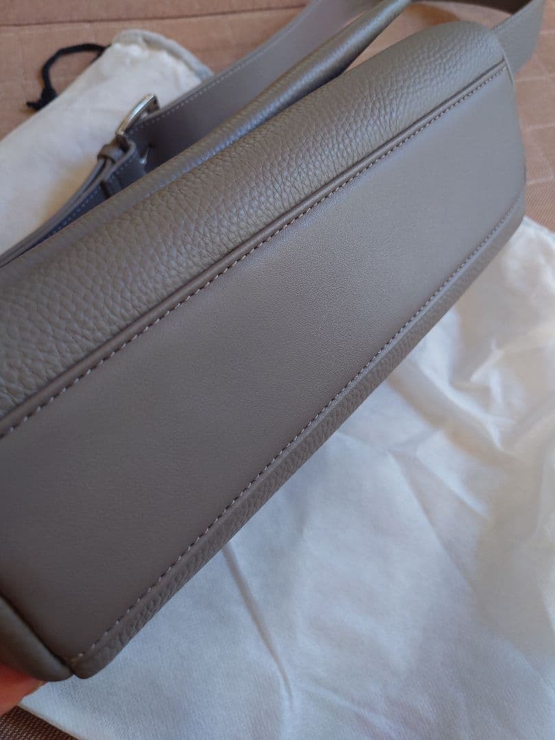 BEARDSLEY レザーボディバッグ　TAUPE