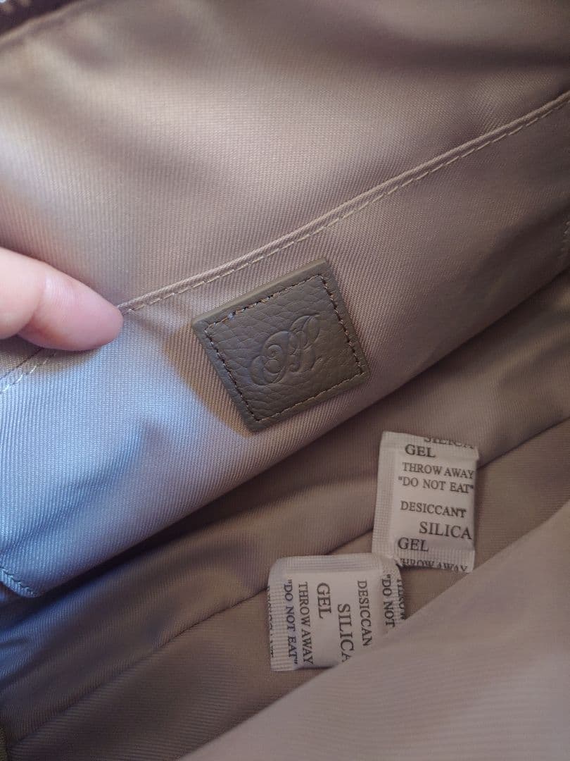 BEARDSLEY レザーボディバッグ　TAUPE