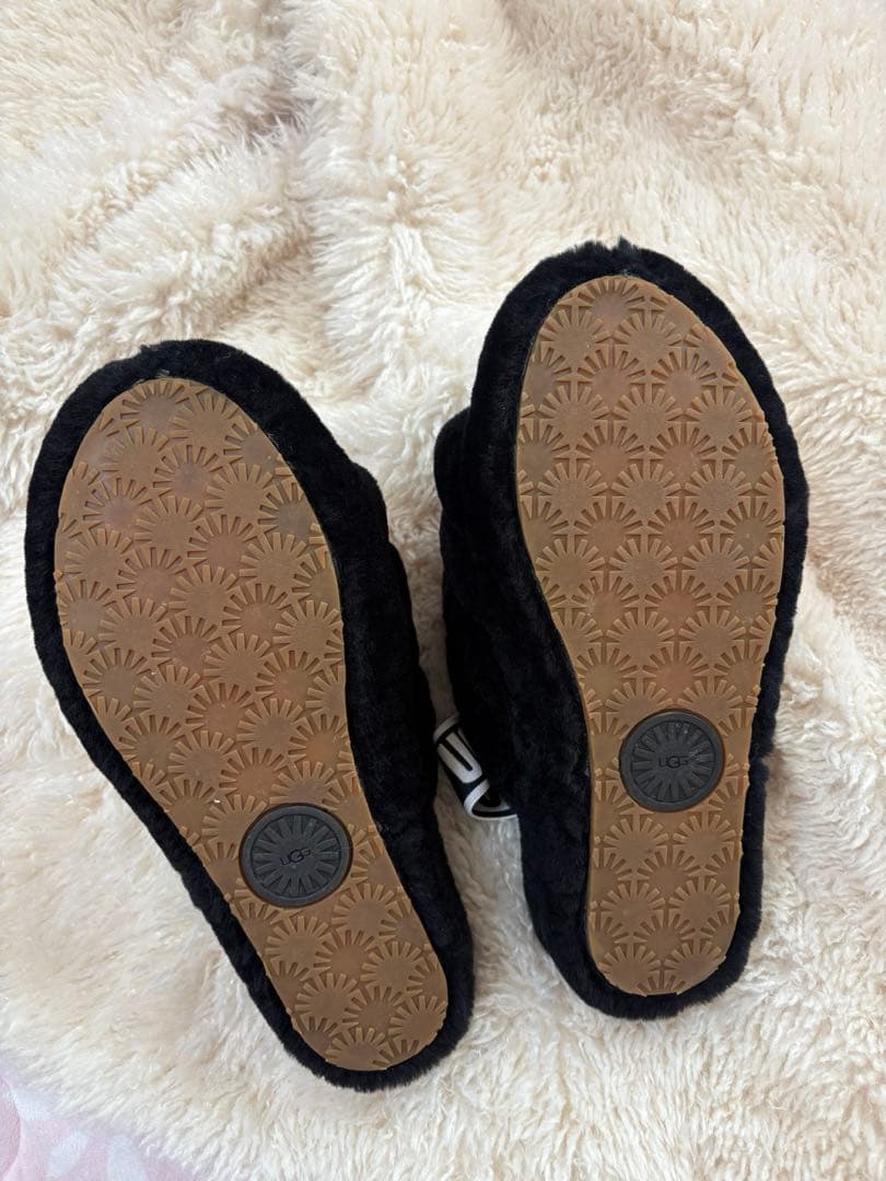 UGG ファーサンダル　黒