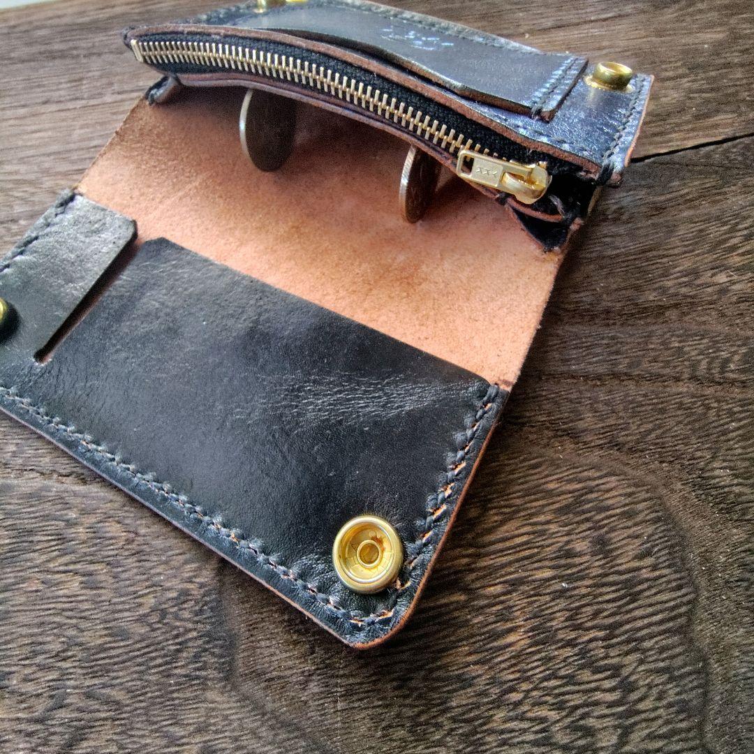 ミドルサイズ トラッカーウォレット 黒×ネイビー バラのカービング 86