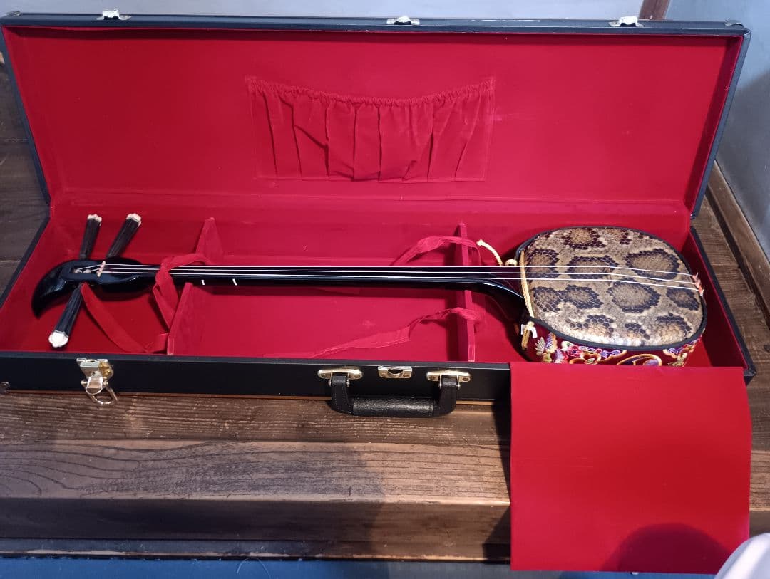 沖縄 三線 本体 ケース付 蛇皮 胴巻uティーガー付