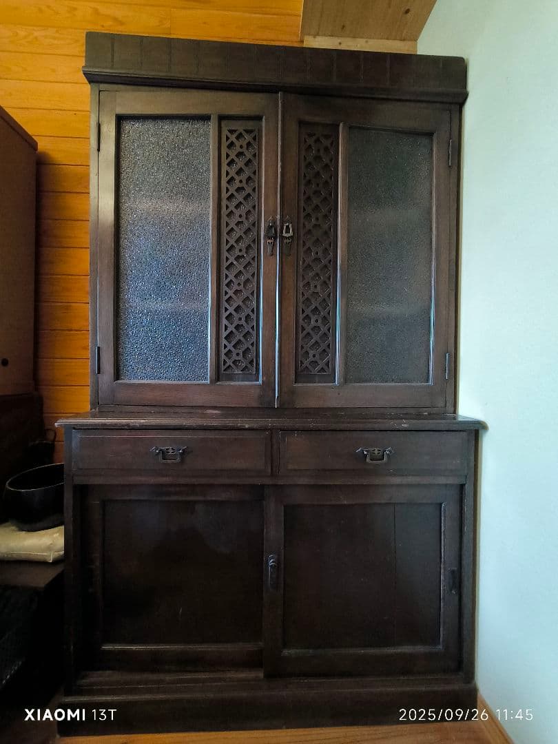 木製キャビネット　ガラス扉　無垢材　北海道民藝　箪笥　本棚　ダークブラウン　収納