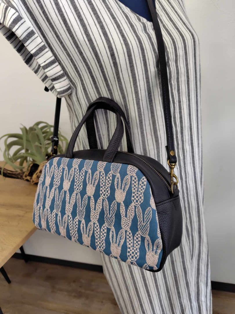 ミナペルホネン/pomppiaポンピアブルー/ラウンドボストンブラック本革