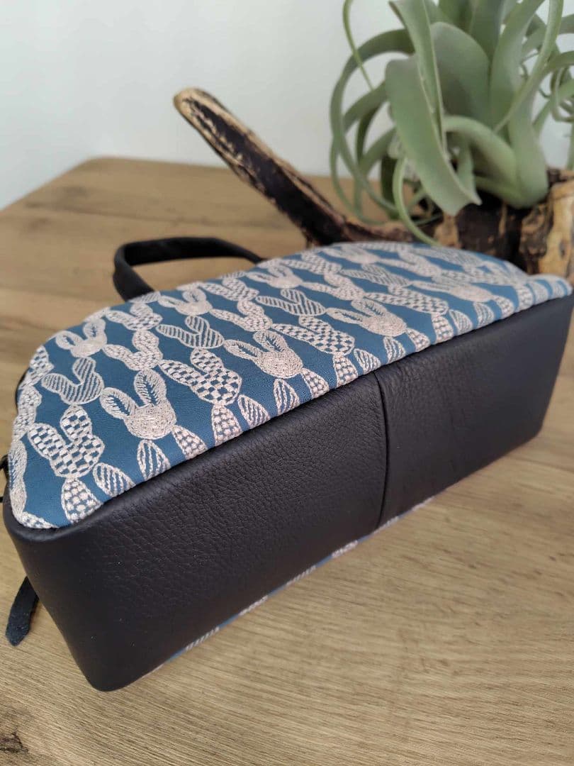 ミナペルホネン/pomppiaポンピアブルー/ラウンドボストンブラック本革