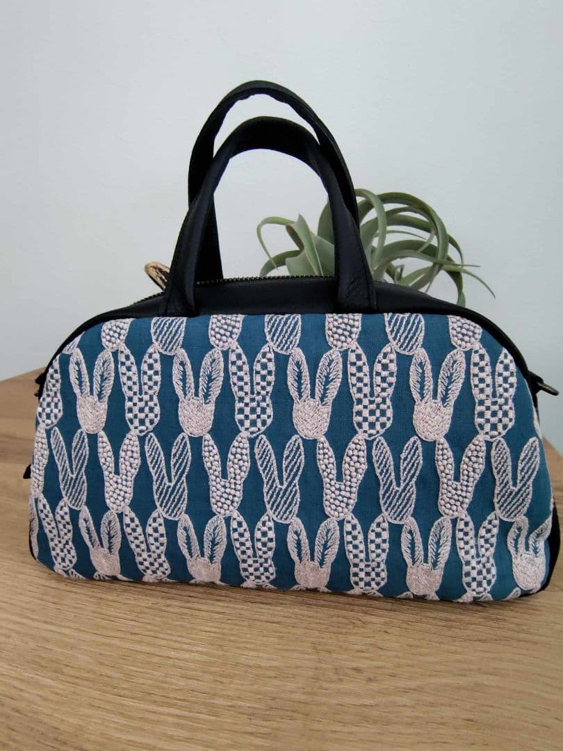 ミナペルホネン/pomppiaポンピアブルー/ラウンドボストンブラック本革