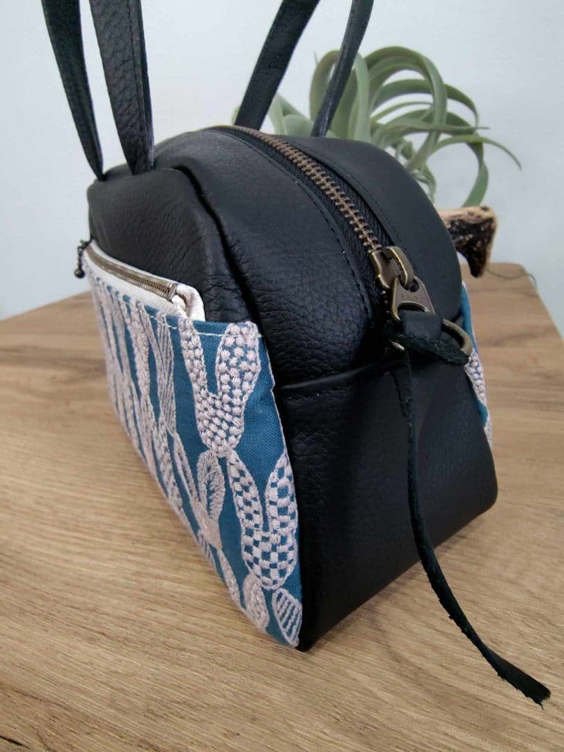 ミナペルホネン/pomppiaポンピアブルー/ラウンドボストンブラック本革