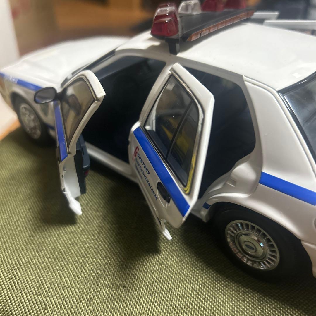 1/18スケール　オートアート　Ford Crown Victoria