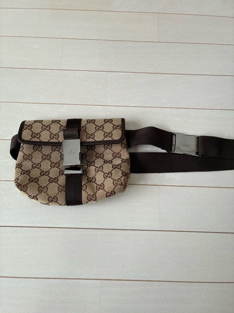 GUCCI GGモノグラム ボディバッグ