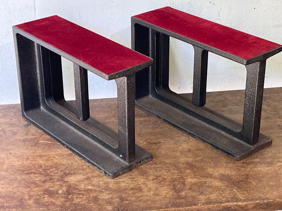 ①古いTAOCスピーカースタンド 鋳鉄製 赤クッション付き2個