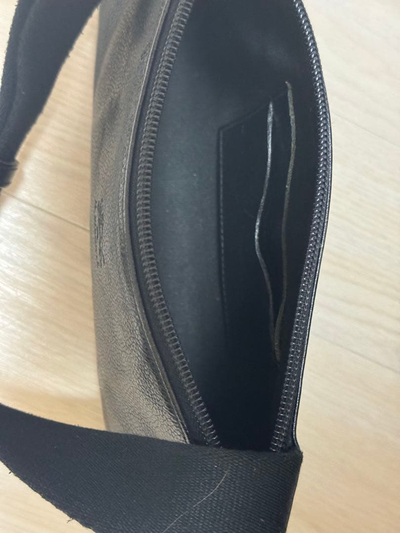 イルビゾンテ　IL BISONTE クロスボディバッグ　 ブラック　美品