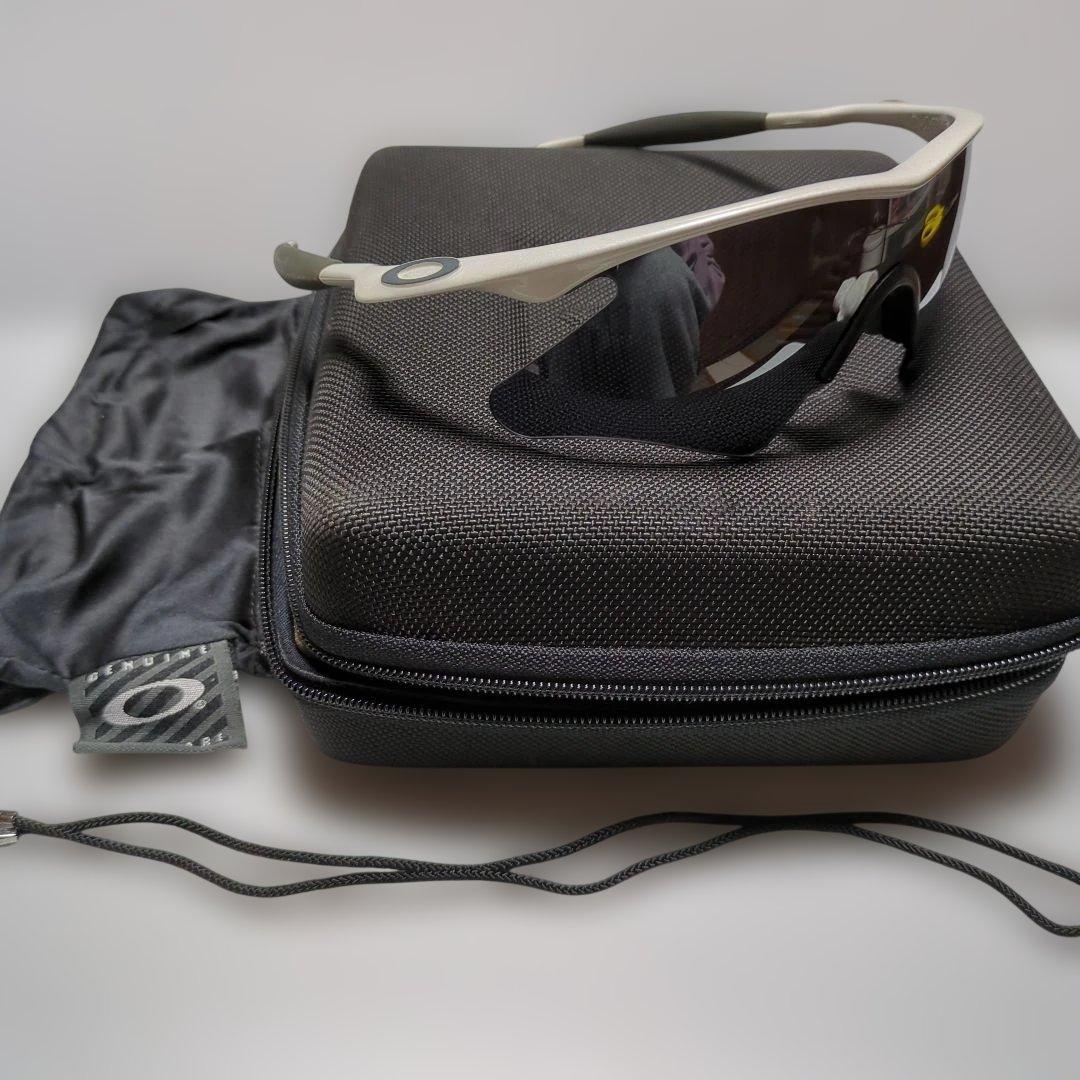 カ*ズ様 オークリー　スポーツサングラス 白、グレー