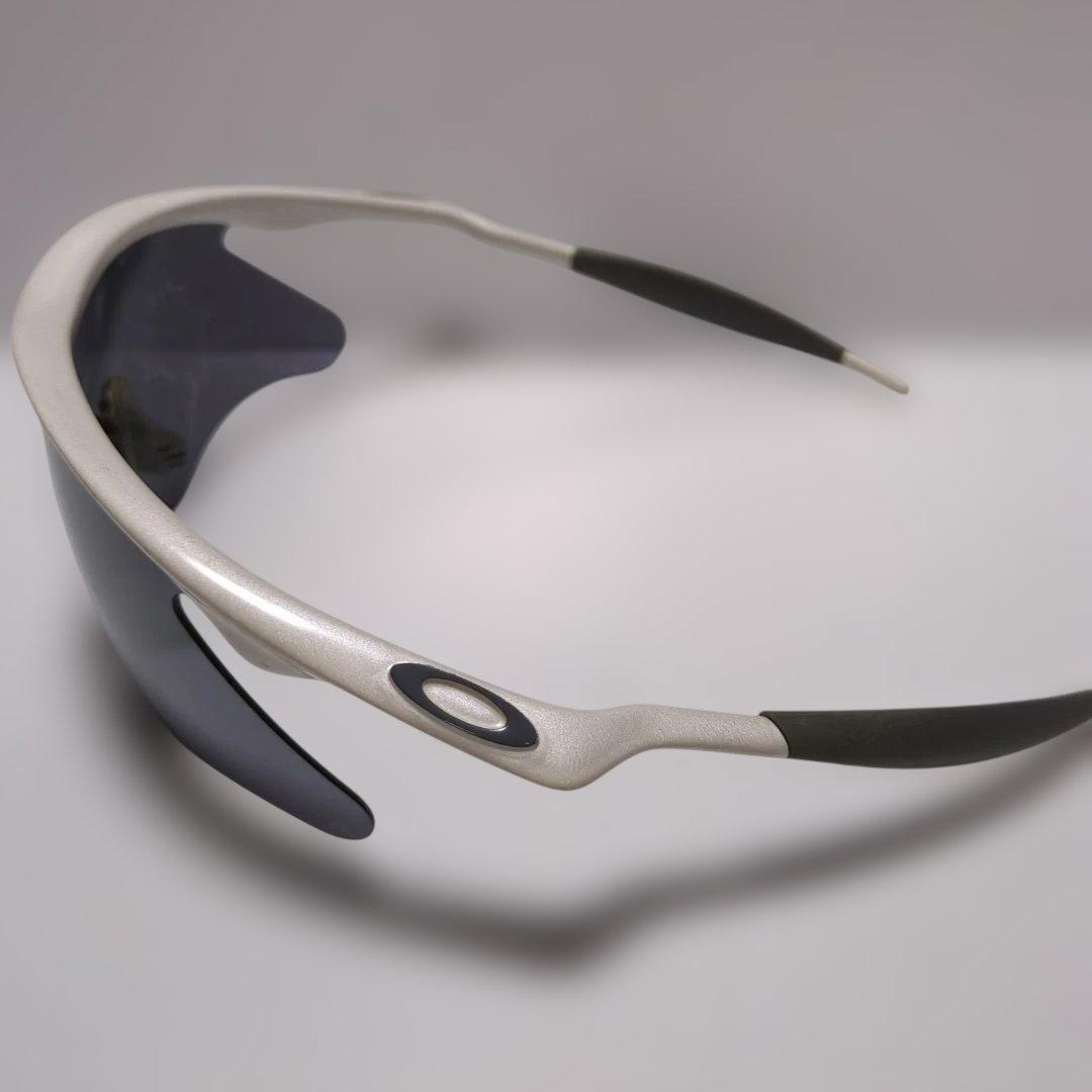 カ*ズ様 オークリー　スポーツサングラス 白、グレー