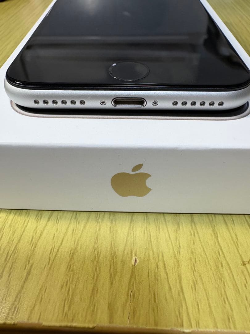 美品iPhone se3 64GB SIMフリー