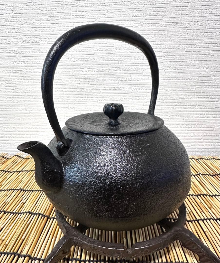 未使用品　南部虎山工房造　１０型梅文様　南部鉄瓶　Mona mama様　売約済み