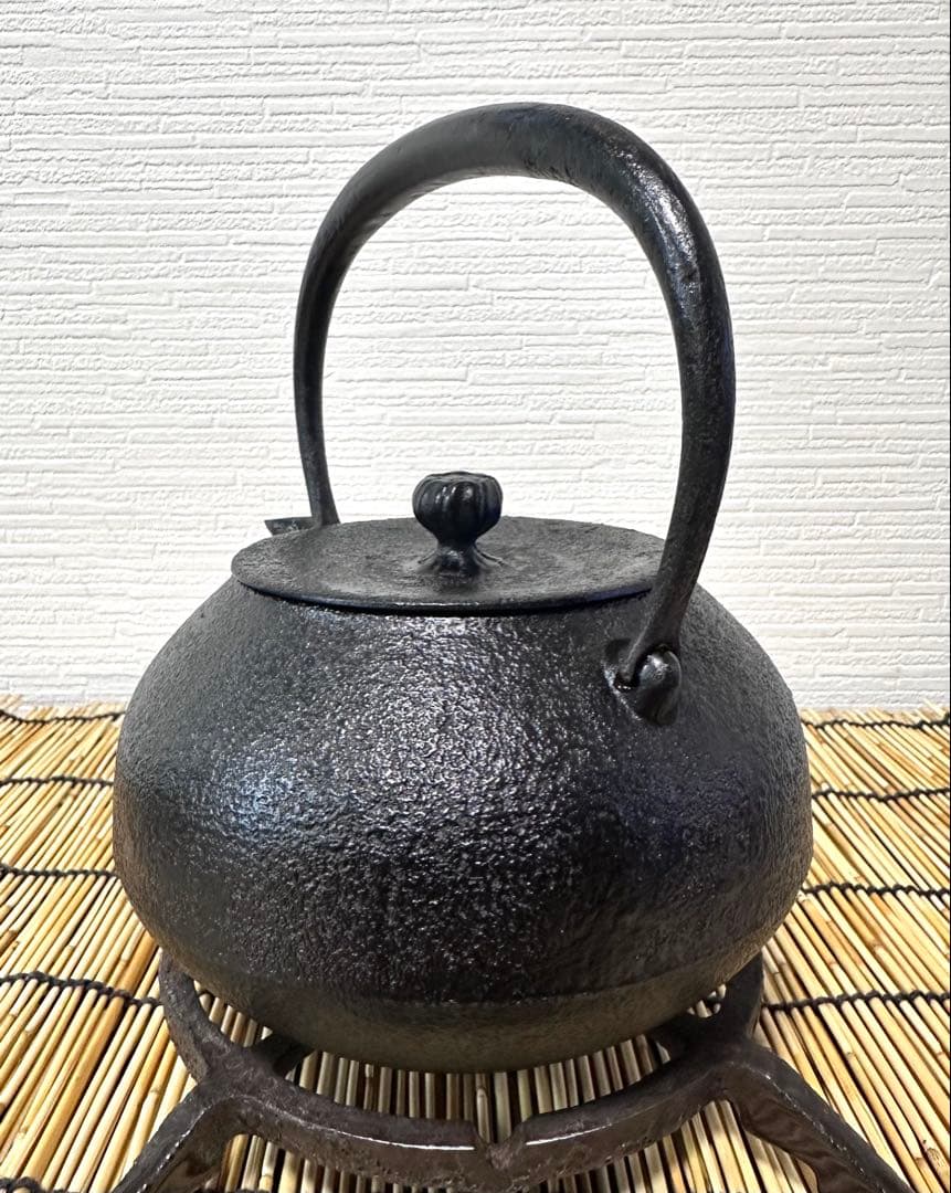 未使用品　南部虎山工房造　１０型梅文様　南部鉄瓶　Mona mama様　売約済み