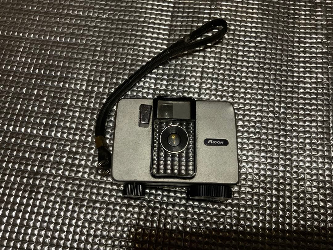 RICOH／AUTO HALF。年式不明？【角に凹みが御座います　フイルム式】。