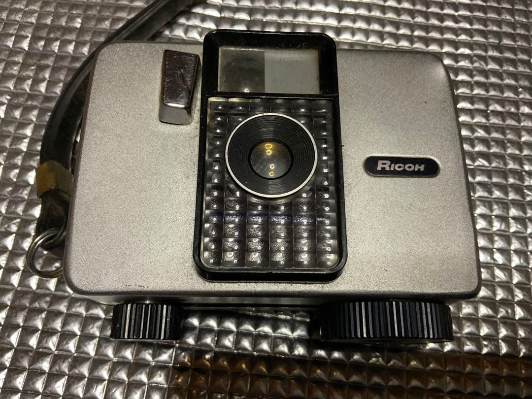 RICOH／AUTO HALF。年式不明？【角に凹みが御座います　フイルム式】。