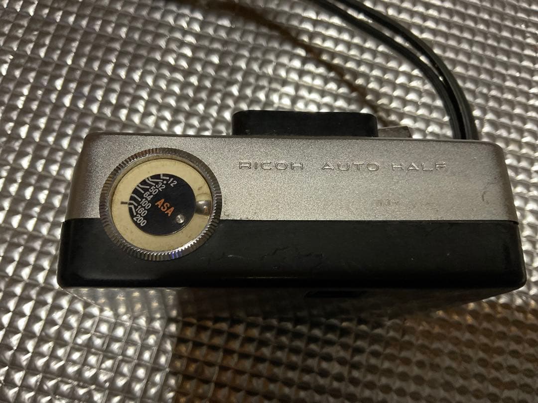 RICOH／AUTO HALF。年式不明？【角に凹みが御座います　フイルム式】。