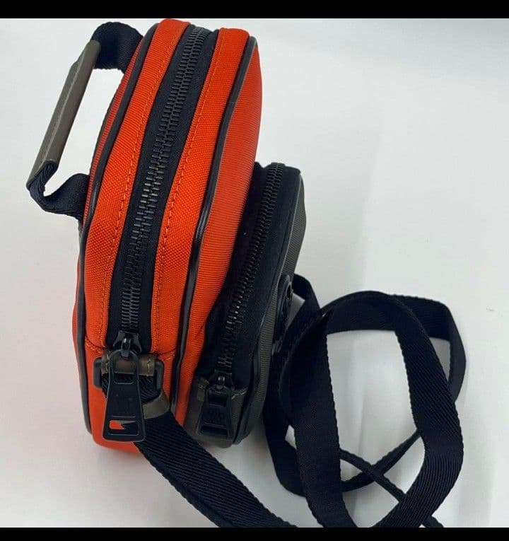 【新品未使用】 MONCLER YEHOR ショルダーバッグ オレンジ