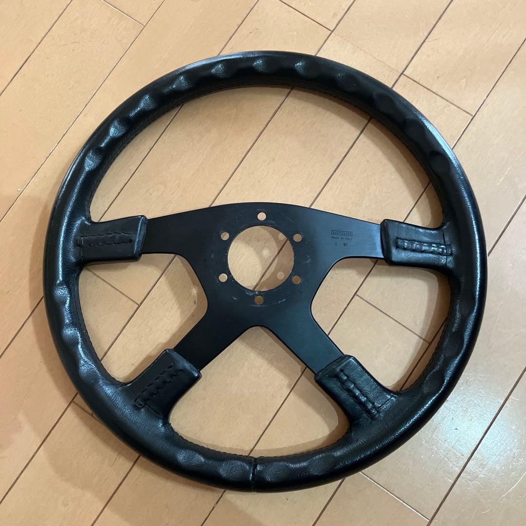 黒い4本スポークステアリングホイール