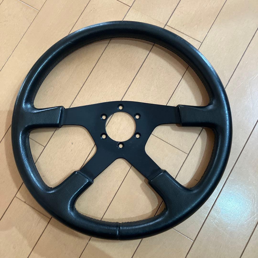 黒い4本スポークステアリングホイール