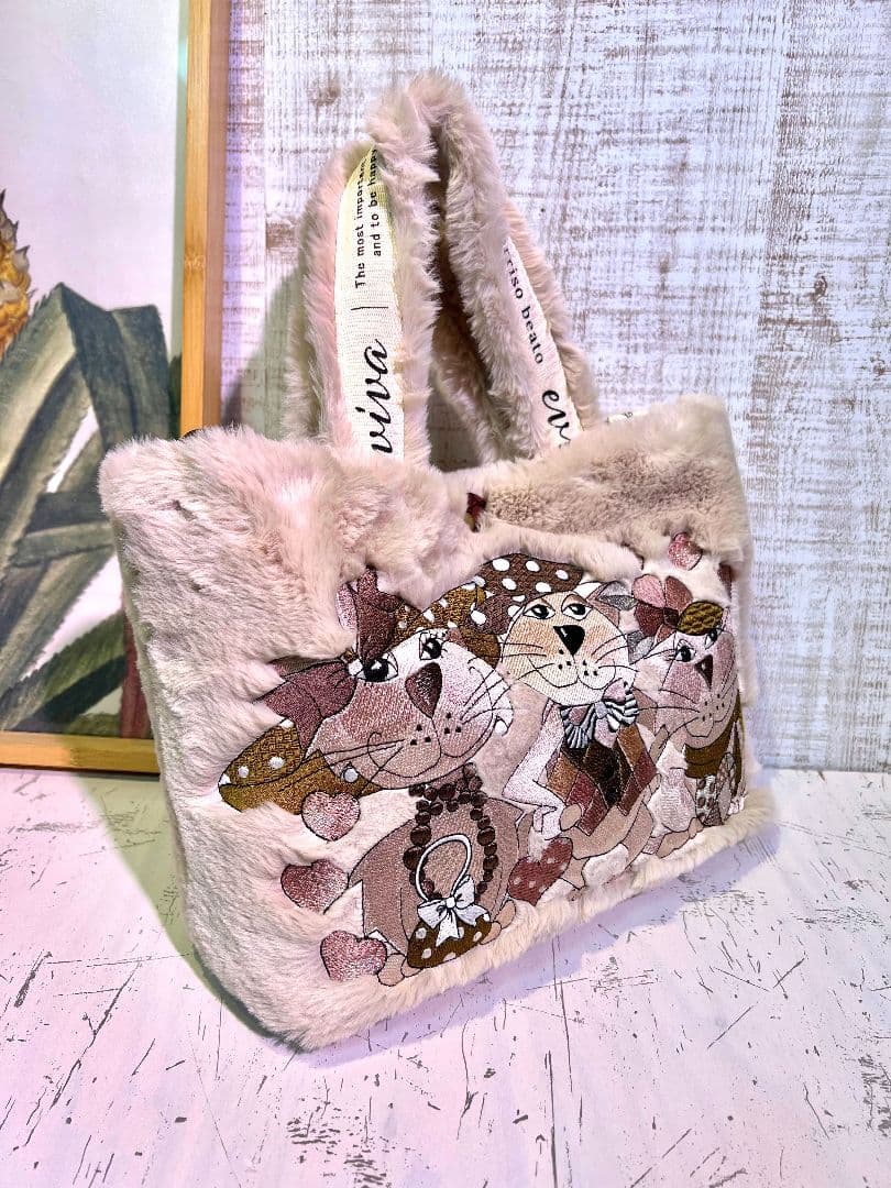 ロラライハリス♡ベージュファー生地♡刺繍のバッグ♡