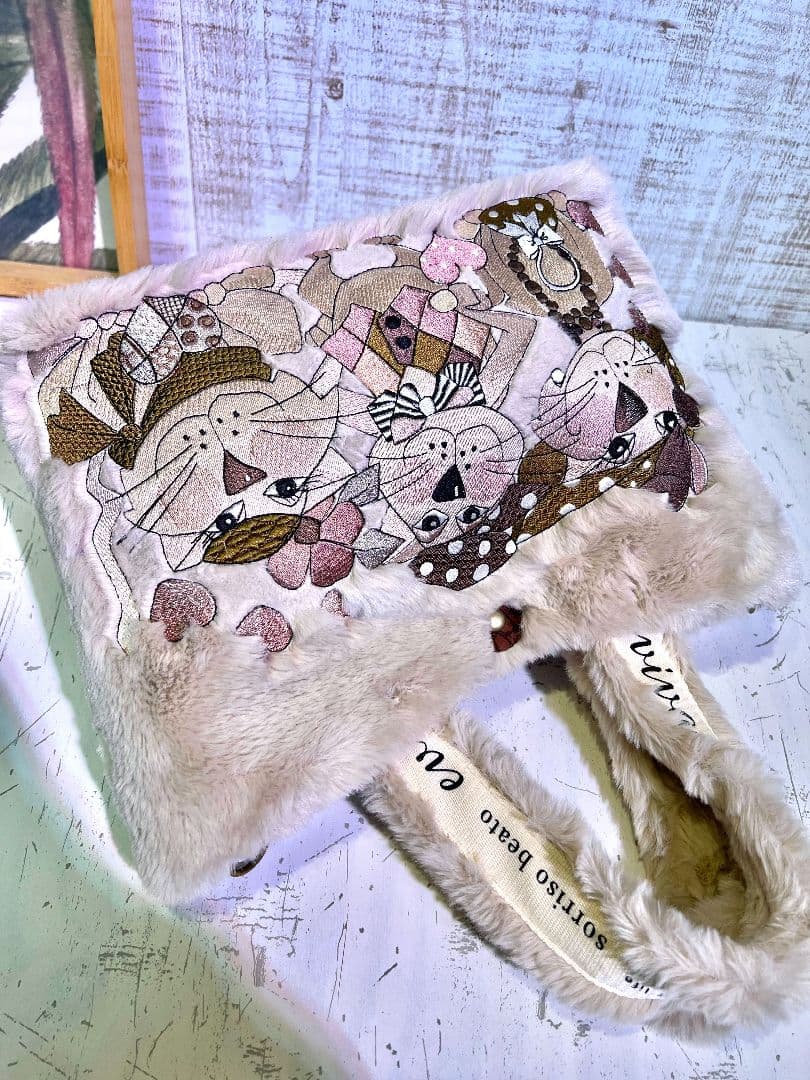 ロラライハリス♡ベージュファー生地♡刺繍のバッグ♡