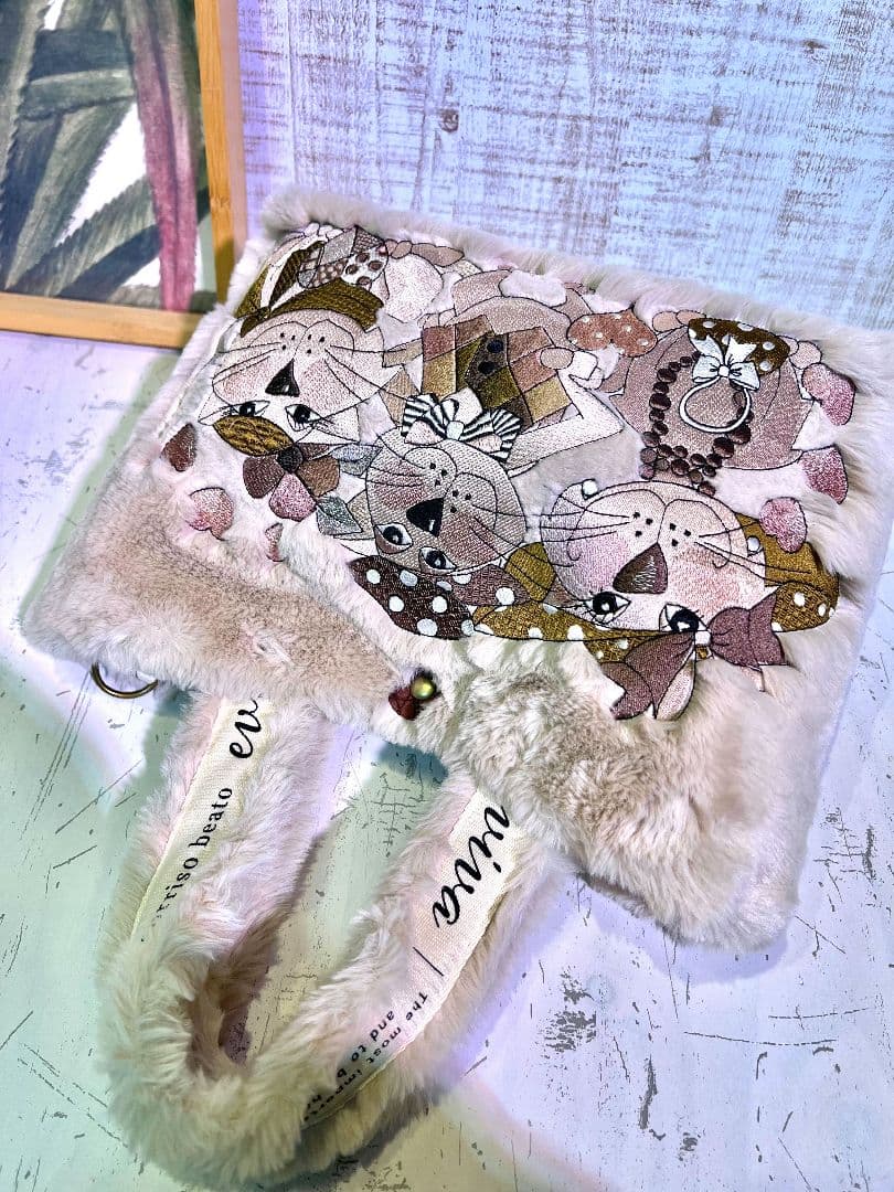 ロラライハリス♡ベージュファー生地♡刺繍のバッグ♡