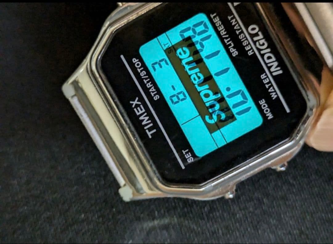 モス　Supreme x Timex Digital Watch