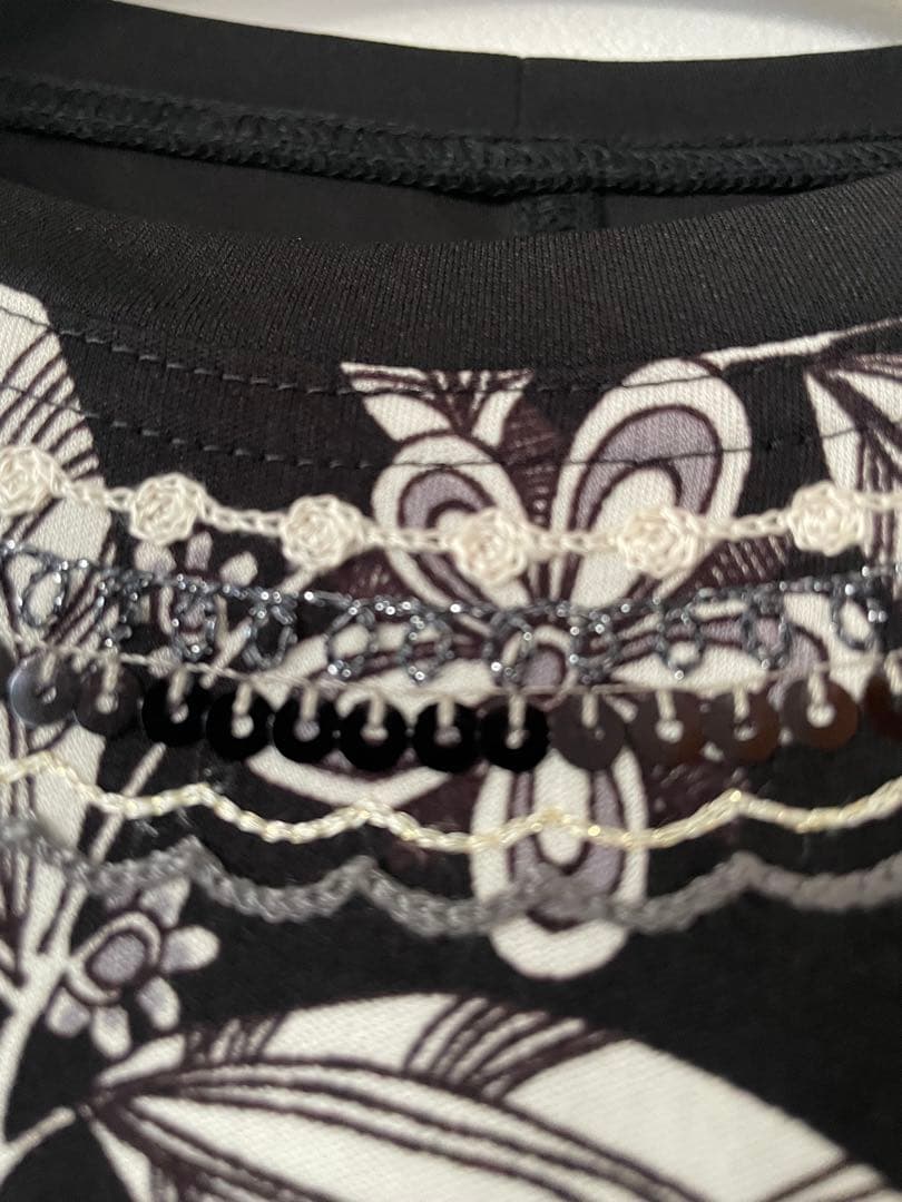 トクコプルミエブォルシフォン風半袖花柄チュニック/白黒