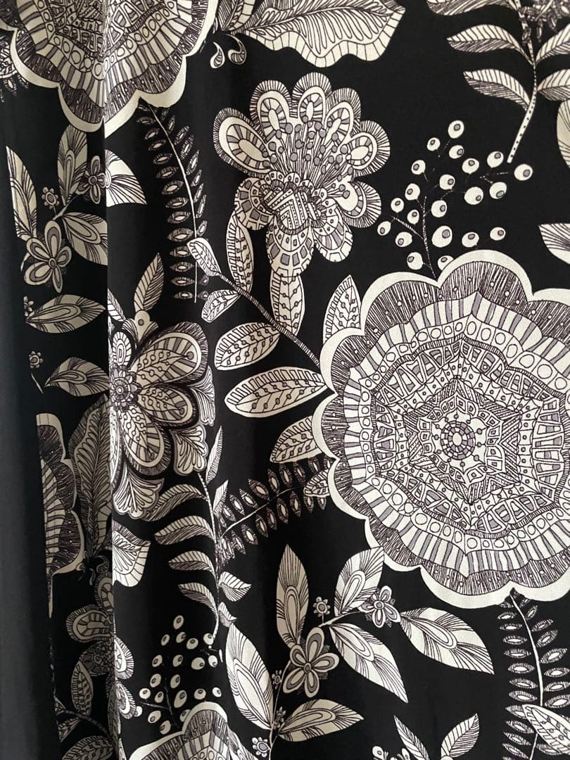 トクコプルミエブォルシフォン風半袖花柄チュニック/白黒