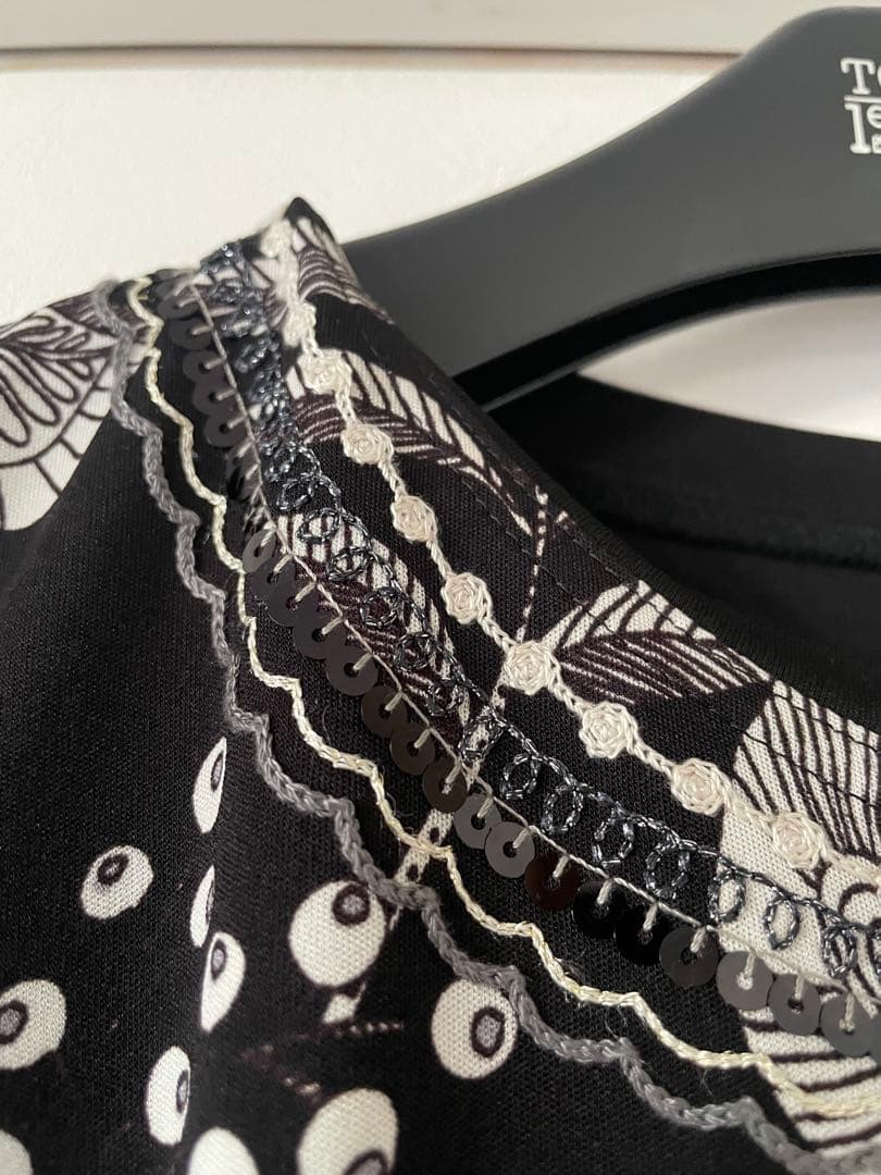 トクコプルミエブォルシフォン風半袖花柄チュニック/白黒