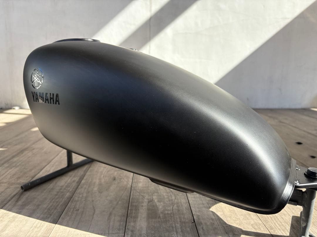 SR400 タンク 自家塗装（マットブラック&艶ありブラックステッカー）