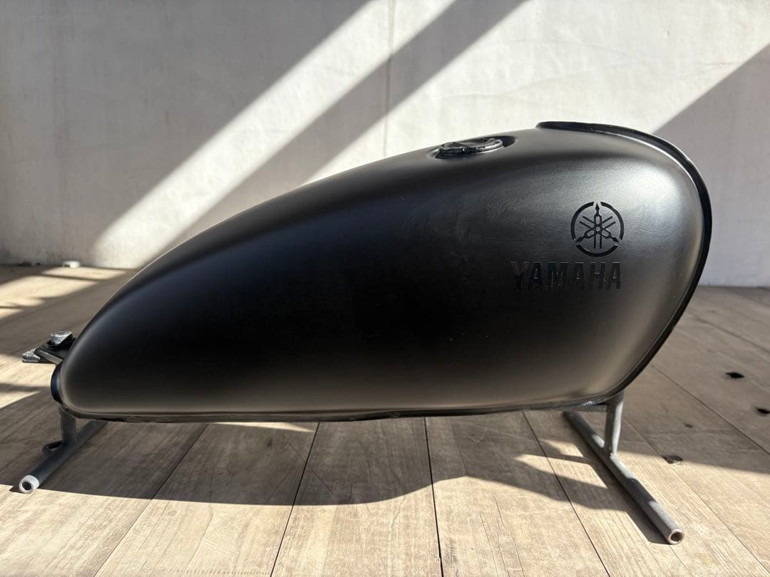 SR400 タンク 自家塗装（マットブラック&艶ありブラックステッカー）