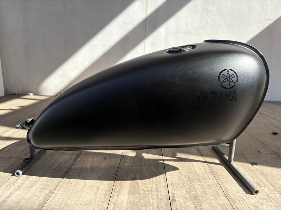 SR400 タンク 自家塗装（マットブラック&艶ありブラックステッカー）