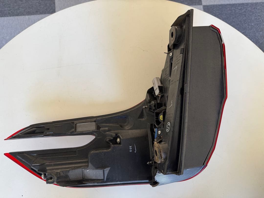 アルファード30系後期テールランプ4点セット 送料込み