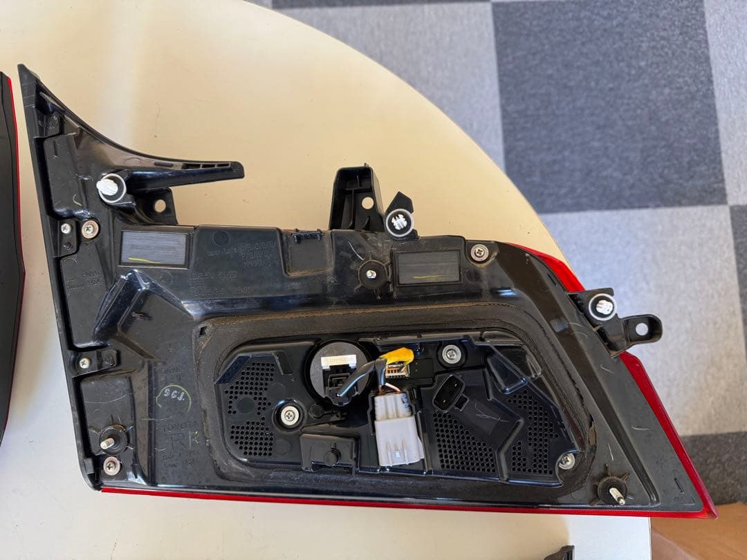 アルファード30系後期テールランプ4点セット 送料込み